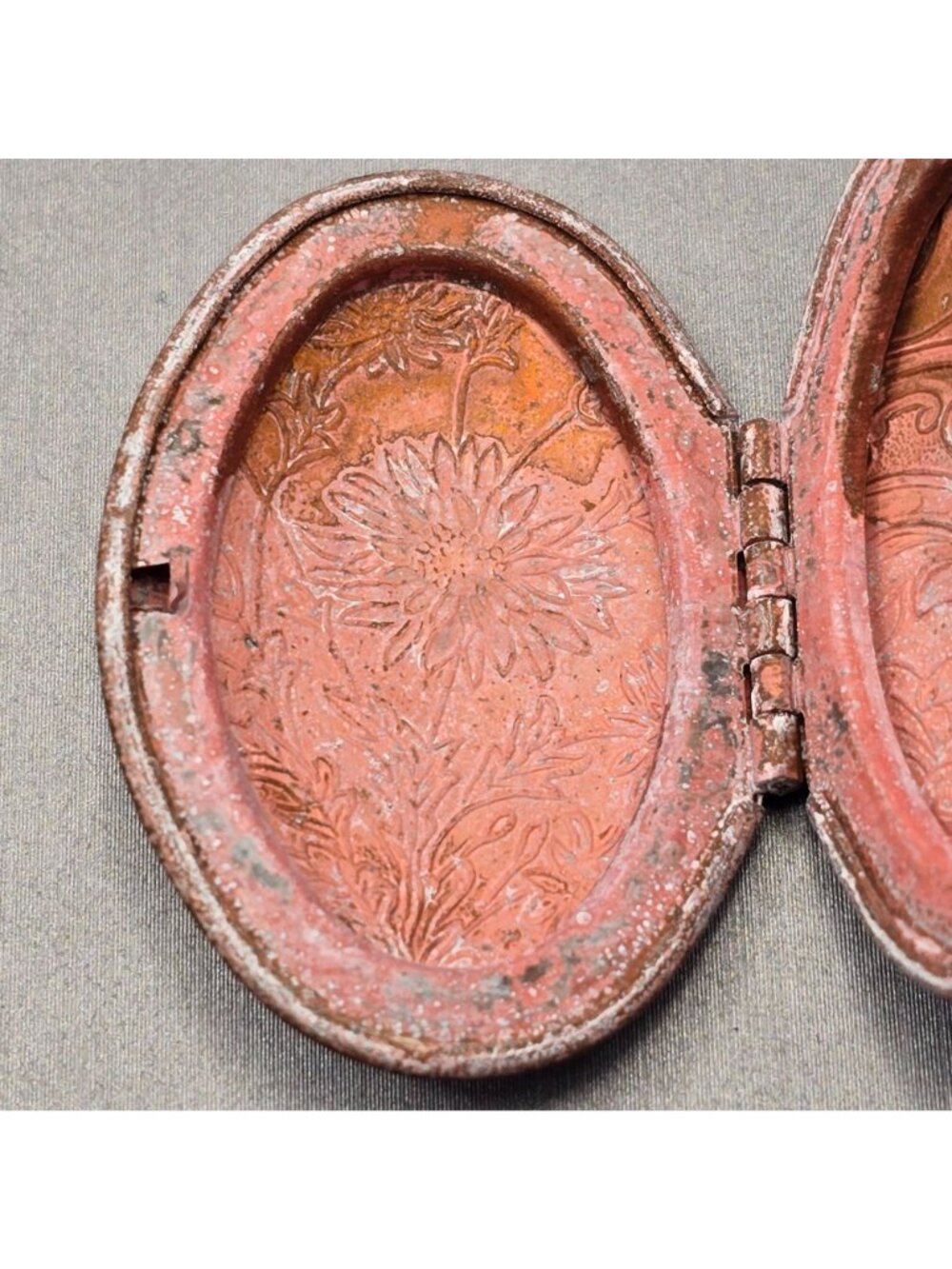 VTG Floral Engraved Oval Locket Pendant 1 5/8" Copper Alloy Art Nouveau Revival - Picture 5 of 10